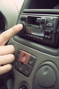 Lees meer over het artikel Oude auto radio, toch muziek via je smartphone? (Bluetooth)