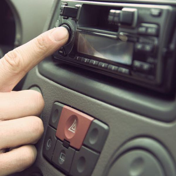 Oude auto radio, toch muziek via je smartphone? (Bluetooth)